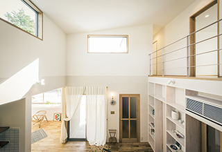 丁寧に暮らす、無垢の木と漆喰の家「スナオなデザイン、正直な家づくり」安田工務店