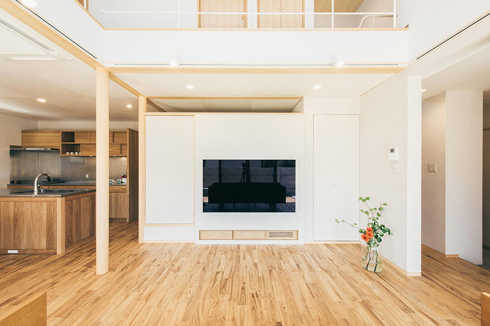 吹き抜けのある、檜の家「スナオなデザイン、正直な家づくり」安田工務店