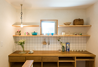 シンプルな、木窓のある家「スナオなデザイン、正直な家づくり」安田工務店