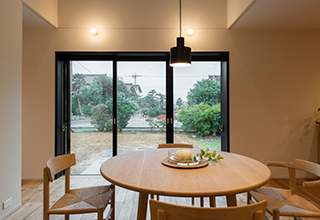 静かな佇まいの家「スナオなデザイン、正直な家づくり」安田工務店