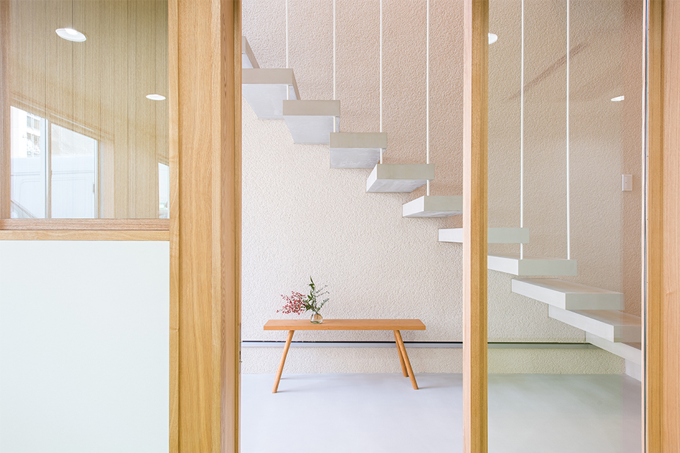 白い木と紙と砂の家「スナオなデザイン、正直な家づくり」安田工務店