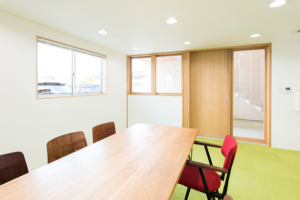 白い木と紙と砂の家「スナオなデザイン、正直な家づくり」安田工務店