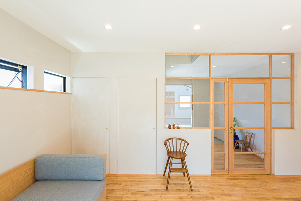 ちいさな人と暮らす、グレーの家「スナオなデザイン、正直な家づくり」安田工務店
