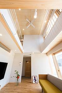 吹き抜けのある、檜の家「スナオなデザイン、正直な家づくり」安田工務店