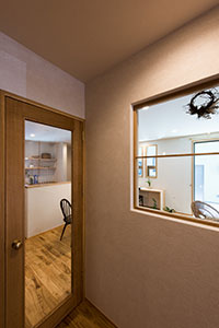 木窓のある、さんかく屋根の家「スナオなデザイン、正直な家づくり」安田工務店