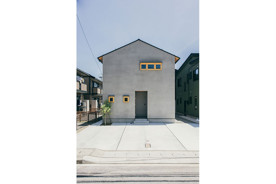 木窓のある、さんかく屋根の家「スナオなデザイン、正直な家づくり」安田工務店