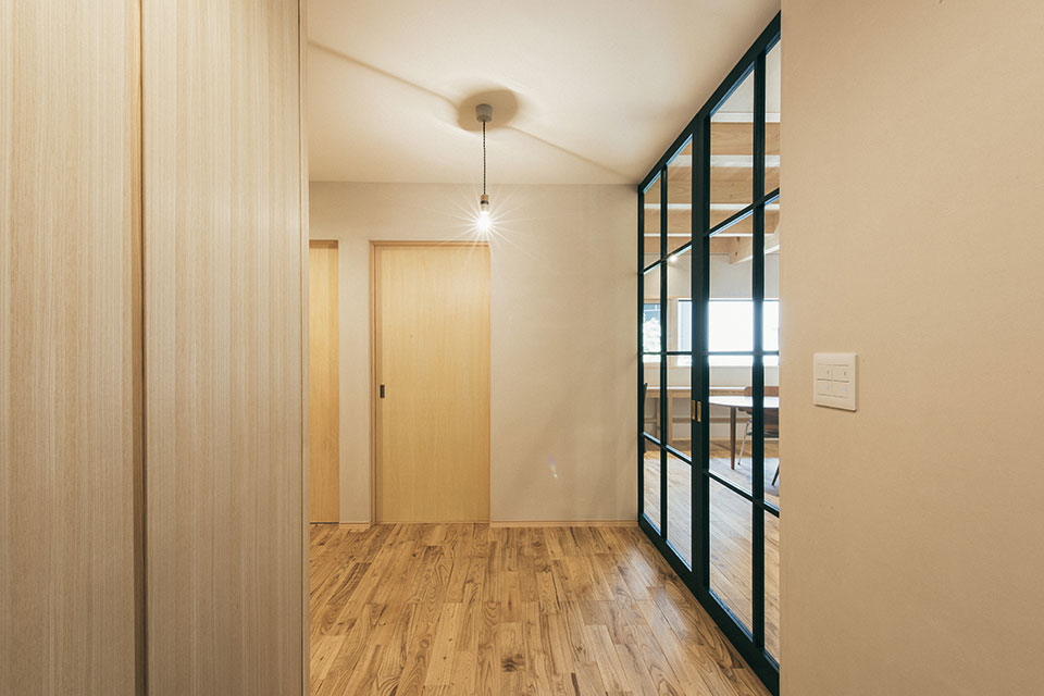 植物と暮らす、淡いグレーの家「スナオなデザイン、正直な家づくり」安田工務店